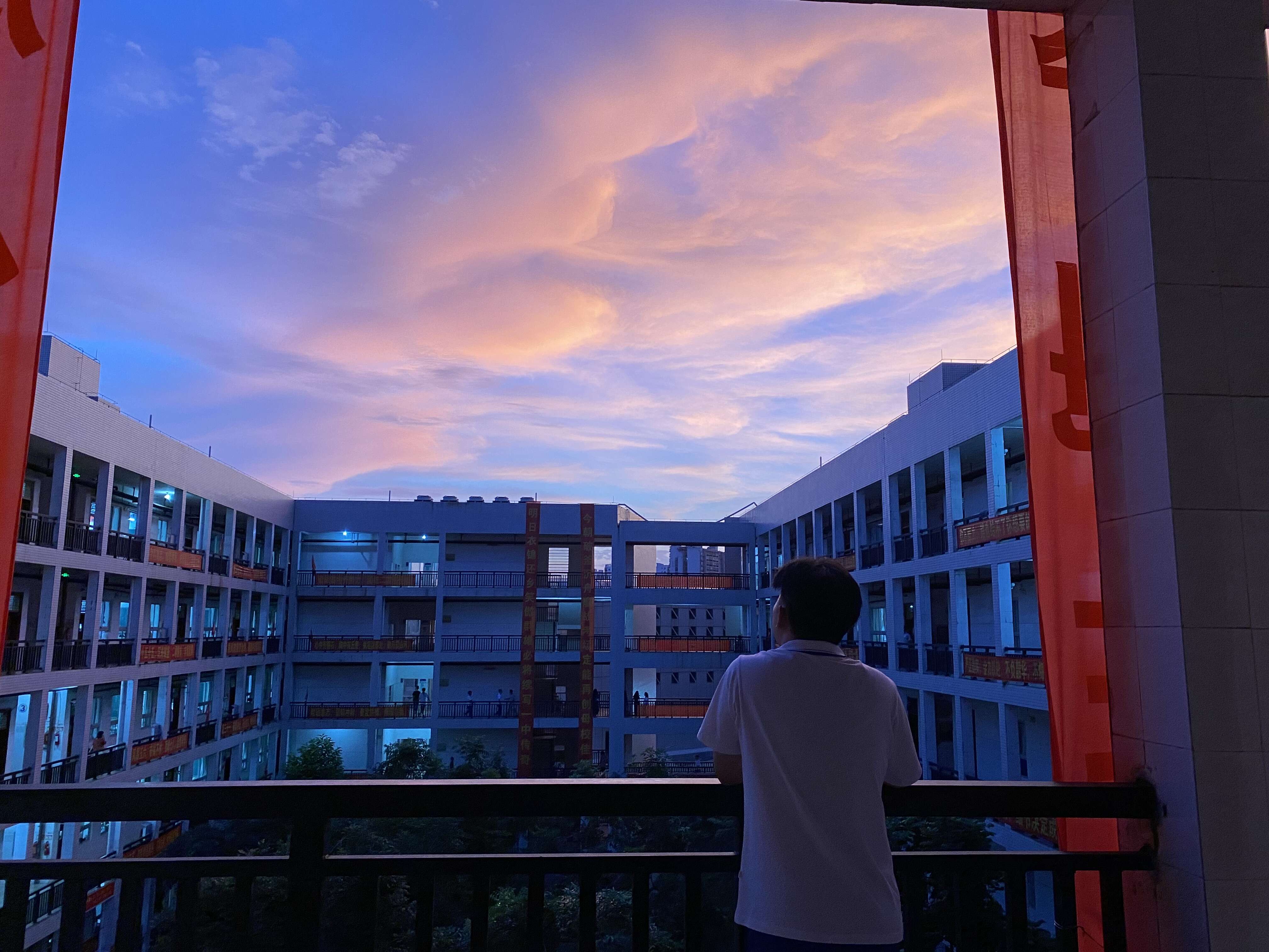 《一中晚霞》覃賢