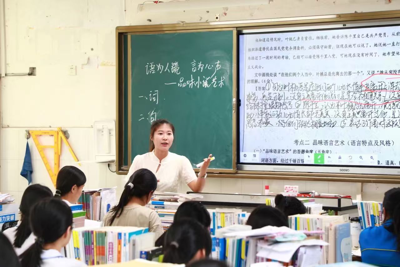 市教育發(fā)展研究中心到我校進(jìn)行教學(xué)視導(dǎo)活動(dòng)